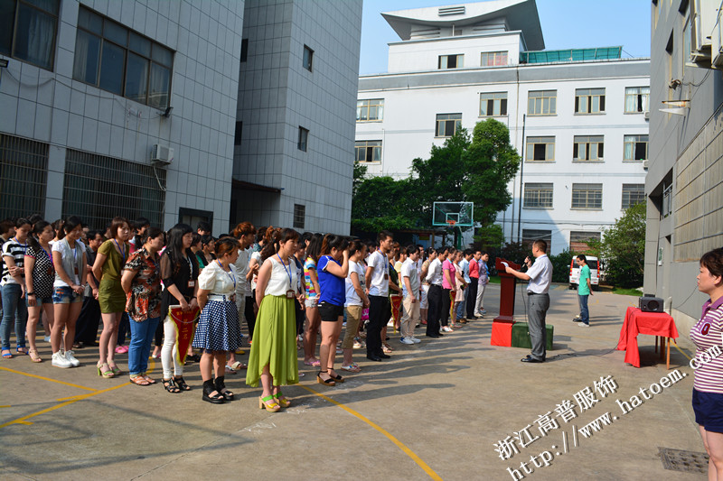 半岛官方6月晨会现场