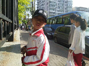 小学生戴跑男遮阳帽