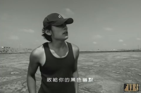 周杰伦头戴棒球帽