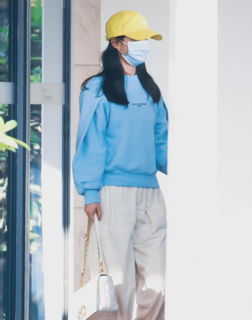 卫衣配棒球帽