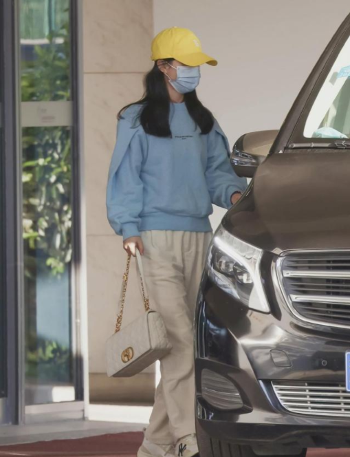 卫衣配棒球帽