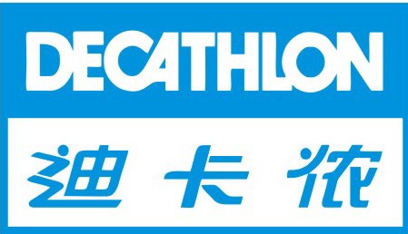迪卡侬客户与帽子厂员工交谈 