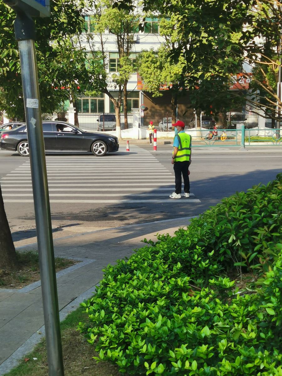 戴着帽子工作的普通人